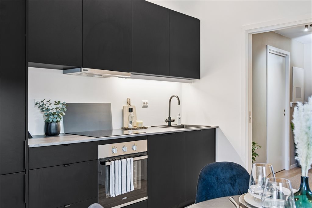 Kjøkkenet har godt med oppbevaring i skap. Integrerte hvitevarer medfølger.