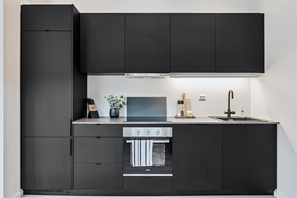 Moderne kjøkken med sorte fronter.