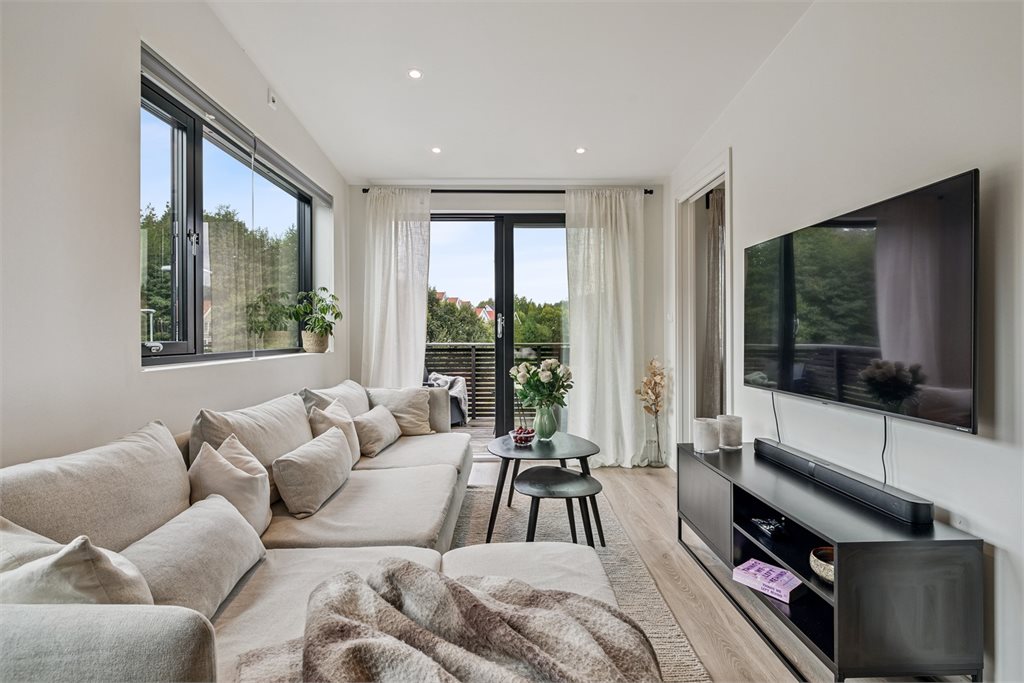 Lys stue med utgang til solrik balkong!