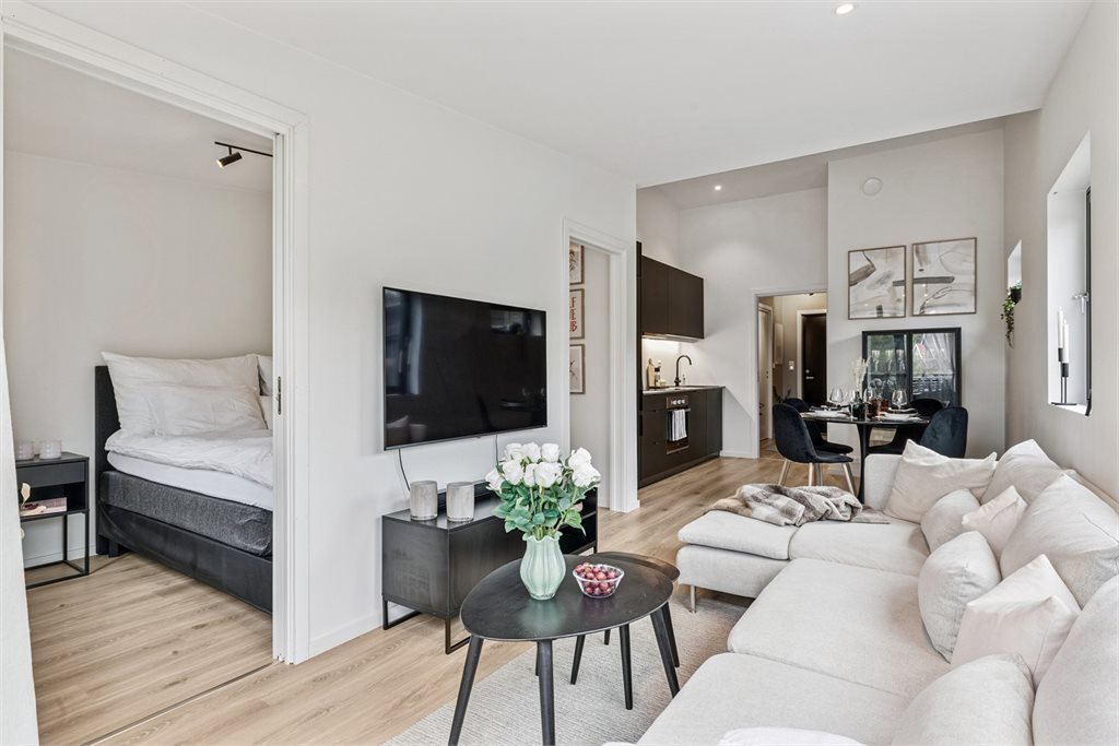 Hovedsoverommet har praktisk inngang gjennom to skyvedører.