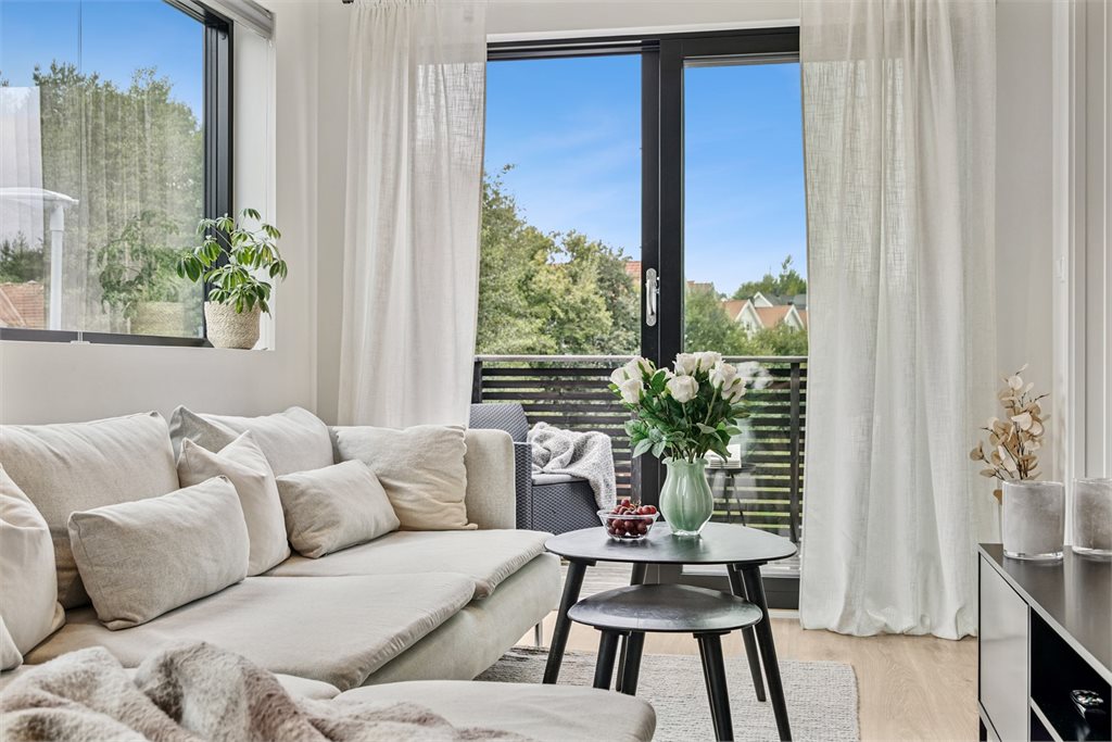 Det er utgang til balkong fra stuen.