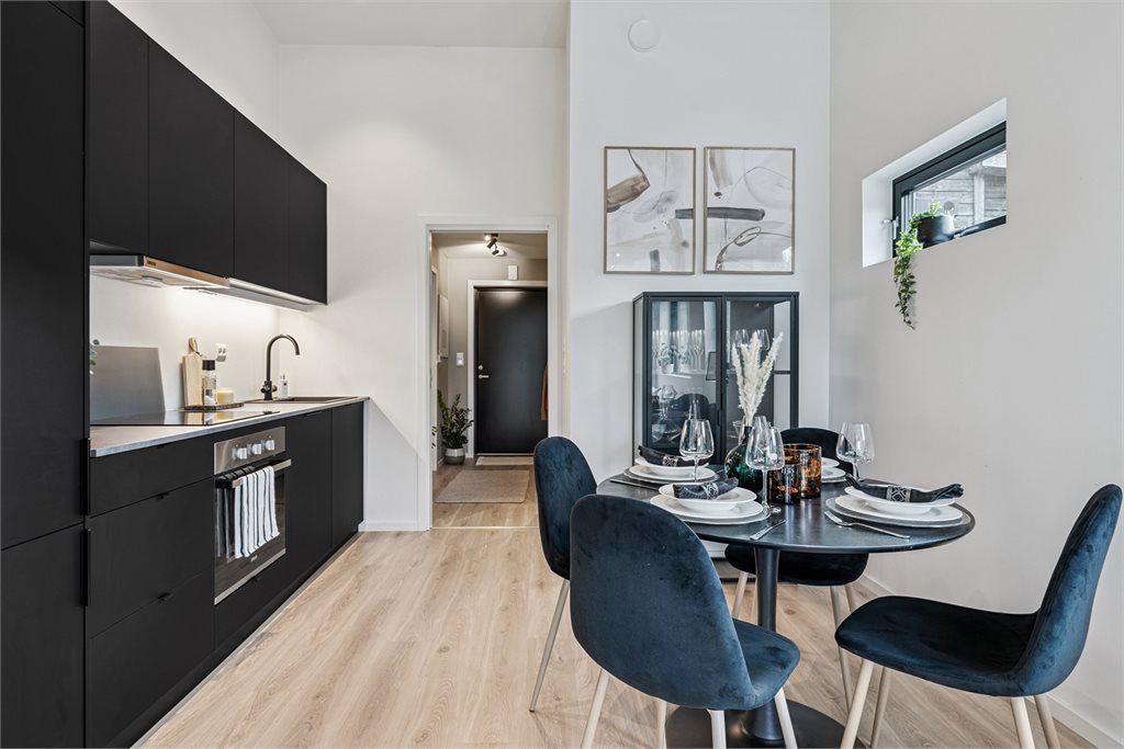 Moderne kjøkken og god plass til spisebord.