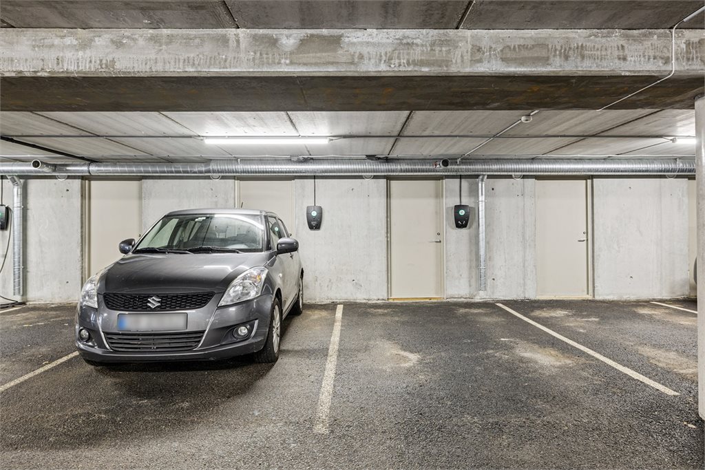 Det er parkering i garasjeanlegg med bod og elbil lader.