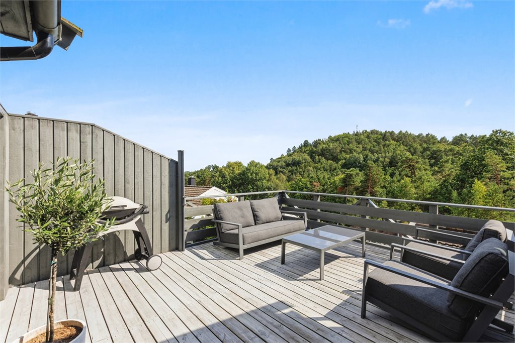 I nærheten er det flotte turområder, badeplasser, skole, barnehage, matbutikker, kollektivtransport og treningsentre.