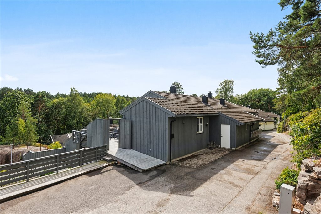 Praktisk med utvendig bod, inngang til bolig og terrasse. Det er medfølgende garasje i rekke (til høyre).