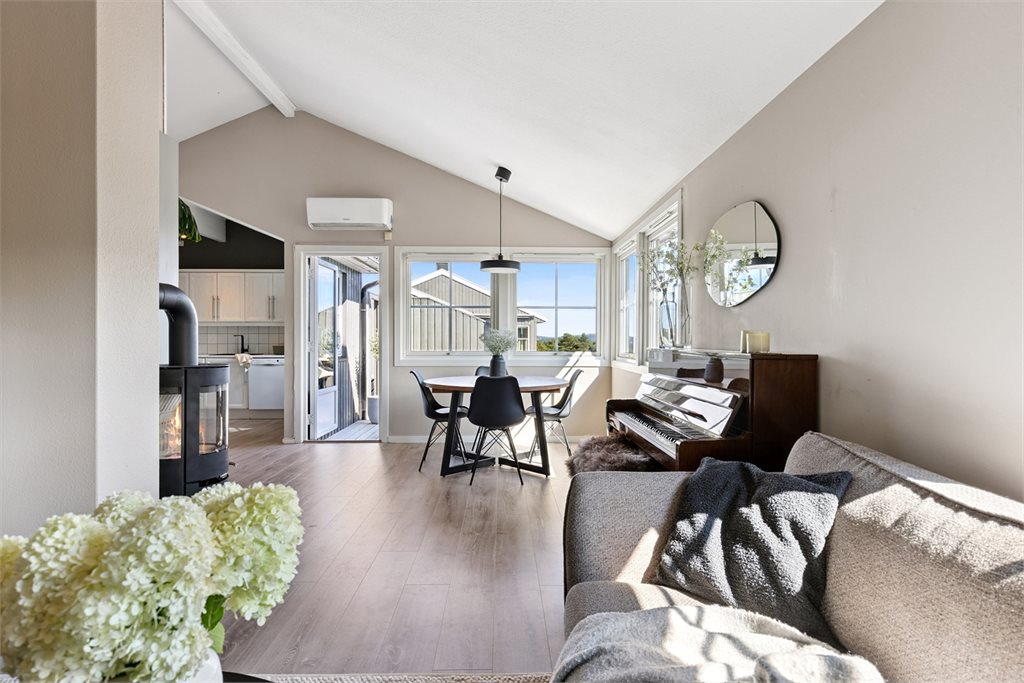 En flott tomannsbolig som del av borettslag over to plan med en gjennomtenkt planløsning over to plan.