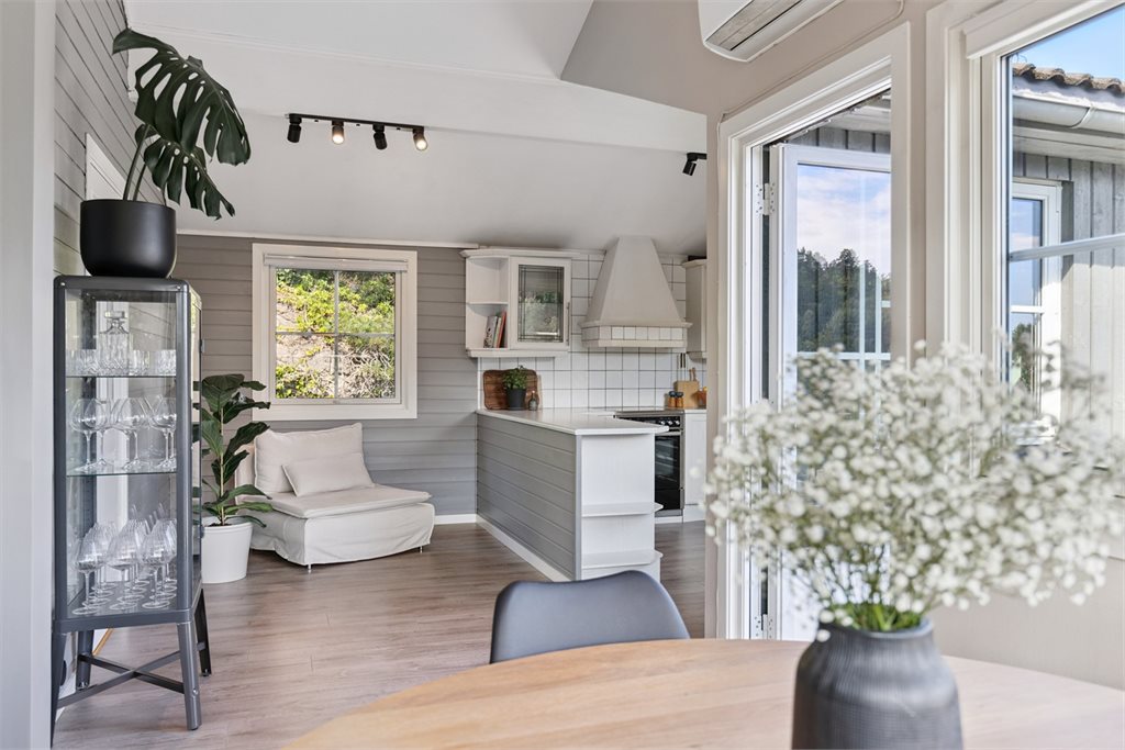 Pent kjøkken i en åpen løsning med stuen