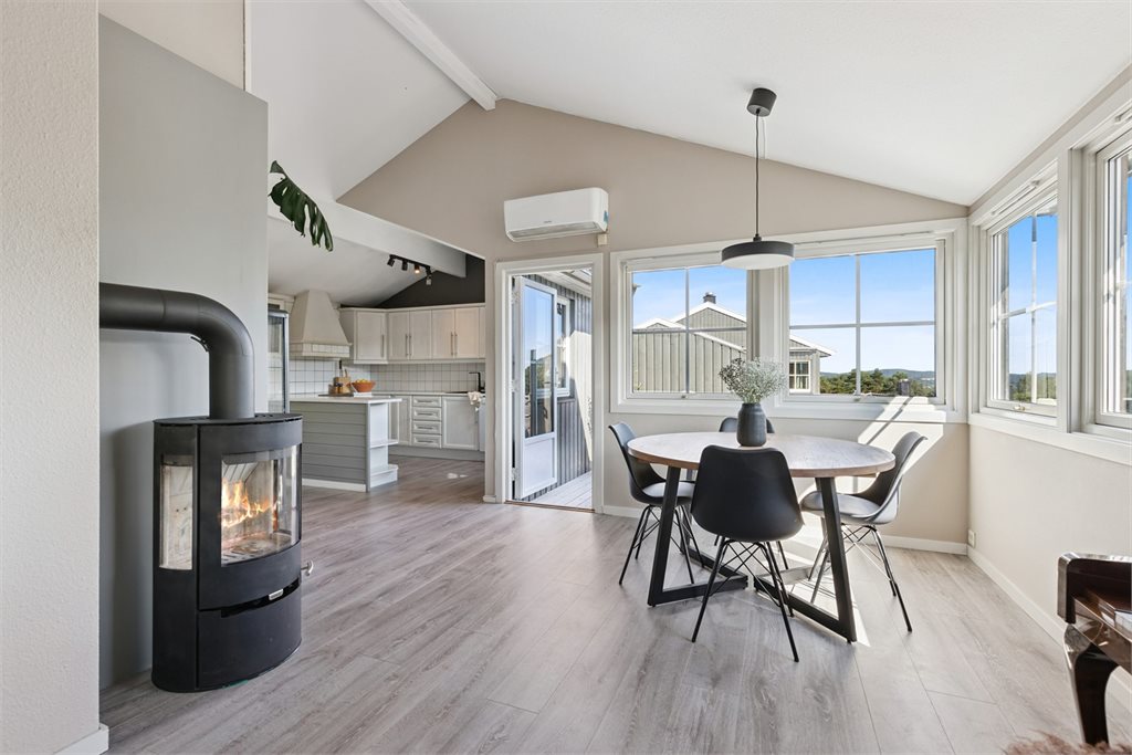 Stue med utgang til stor solrik usjenert utbygd terrasse med flott utsikt.