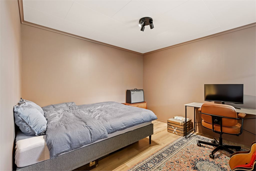 Soverom 1, god plass til dobbeltseng og garderobe - eller perfekt tv-stue/hjemmekontor.