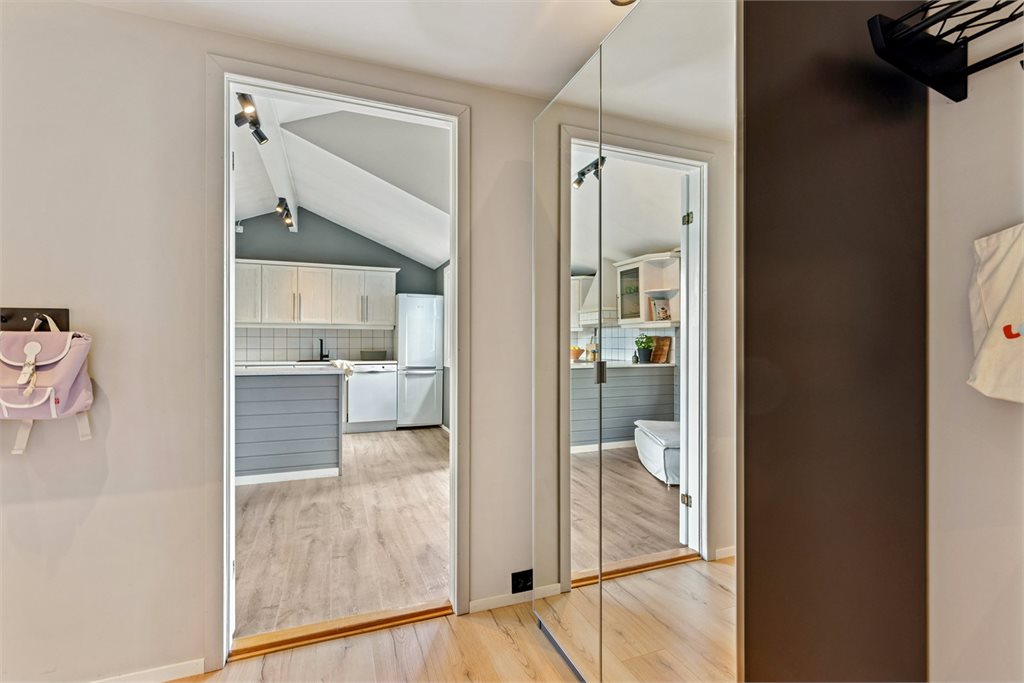 Det er god plass til å henge av seg yttertøy og sette fra seg sko i gangen.