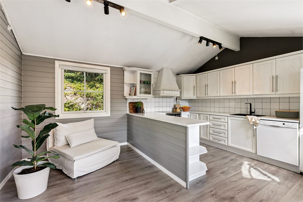 Kjøkken med pen og velholdt kjøkkeninnredning med god skap/ benkeplass.