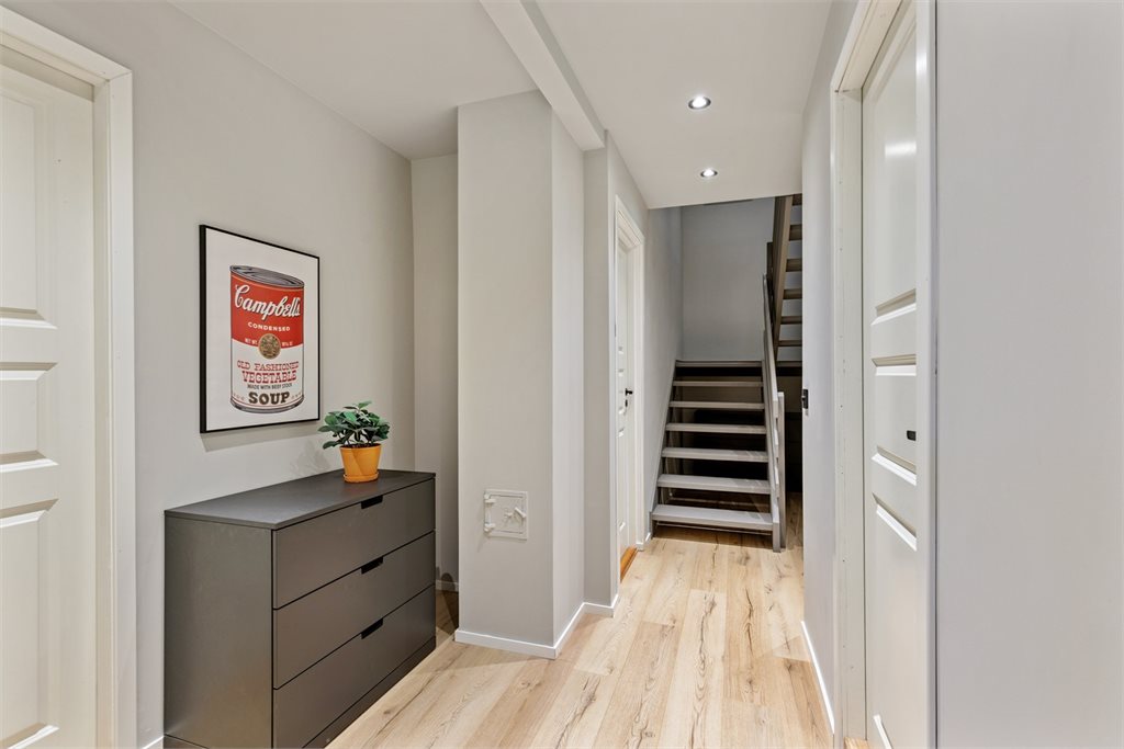 Underetasje med 3 gode soverom og nytt flislagt bad, samt utgang til hage.