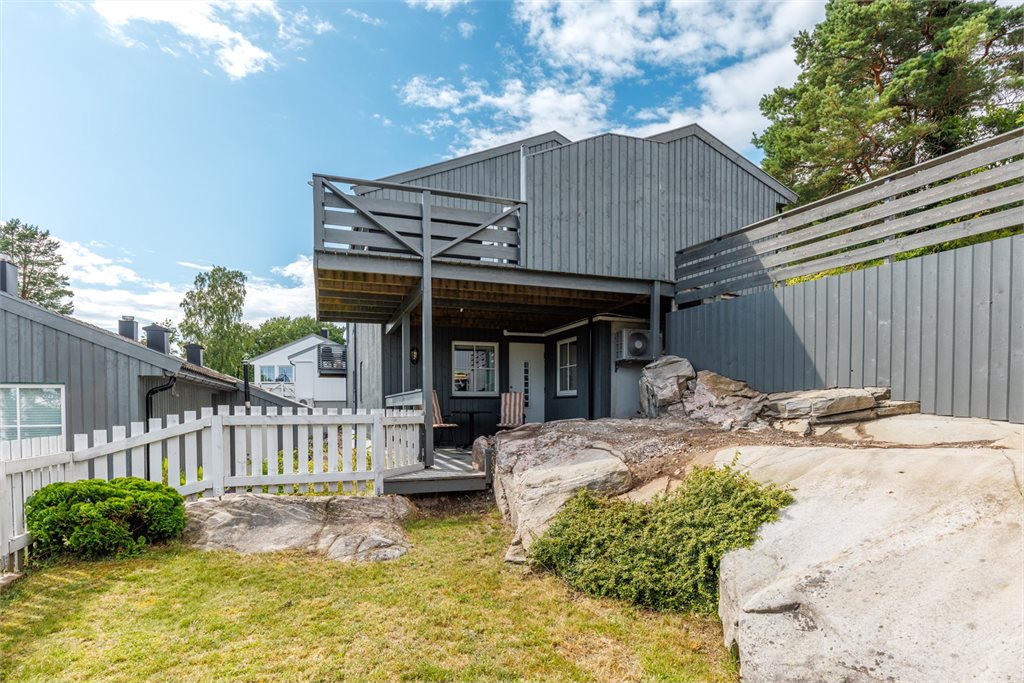 Romslig hage (felles men naturlig disponerer naboene hver sin del).