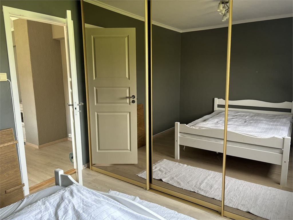 Selgers bilde - Soverom 1 med stor skyvedørsgarderobe