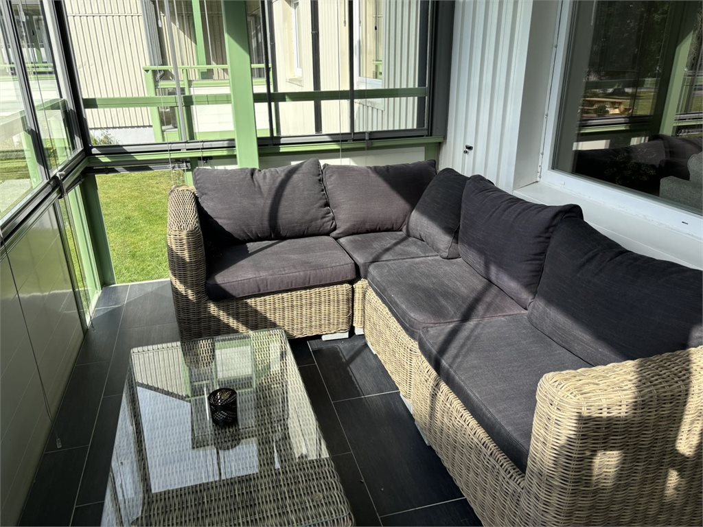 Selgers bilde - stor innglasset balkong med hyggelig utsyn