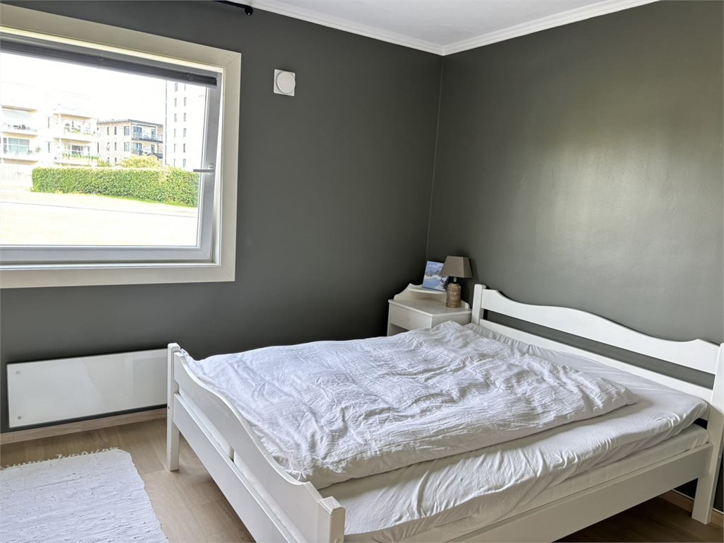Selgers bilde - Soverom 1 med stor skyvedørsgarderobe
