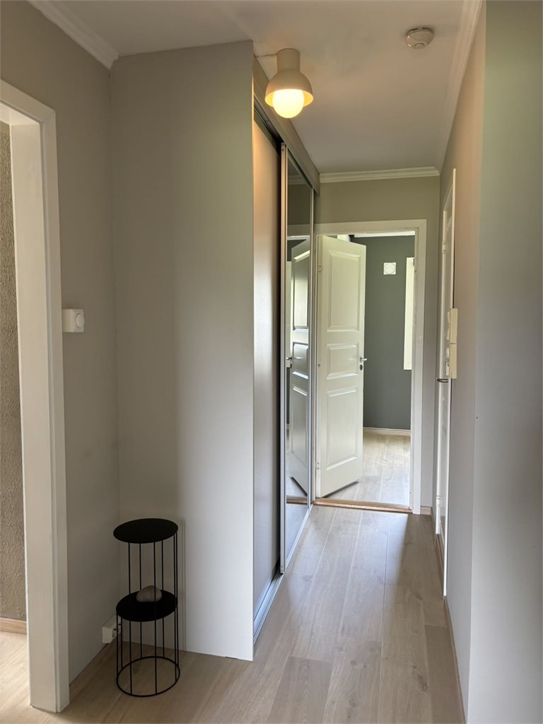 Romslig gang med skyvedørsgarderobe
