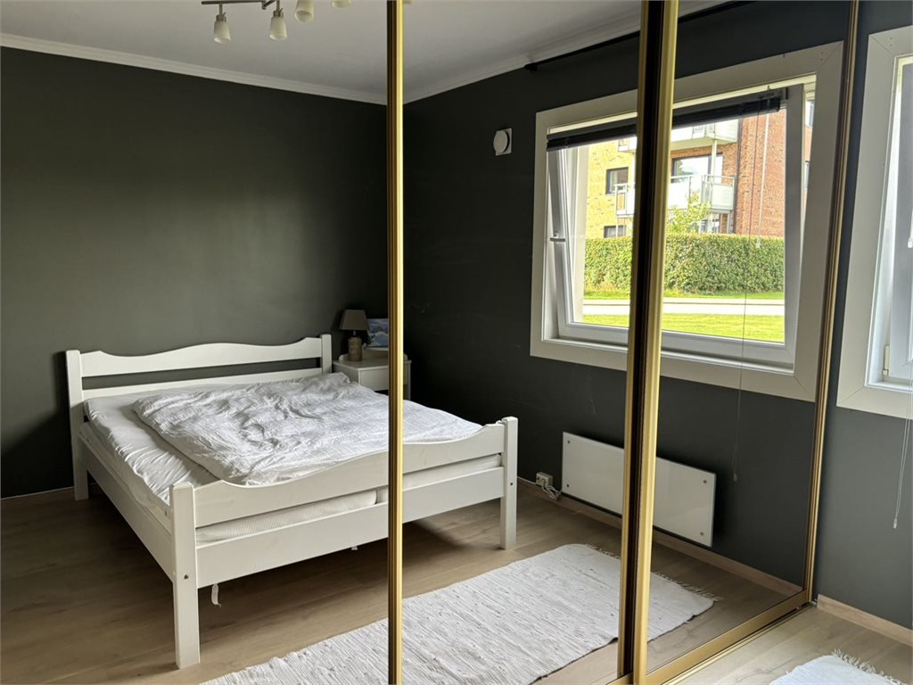 Selgers bilde - Soverom 1 med stor skyvedørsgarderobe