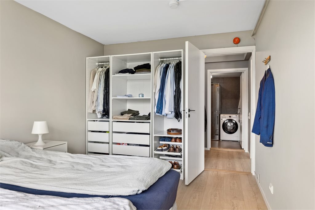 Stort soverom med god plass til dobbeltseng og garderobeskap.