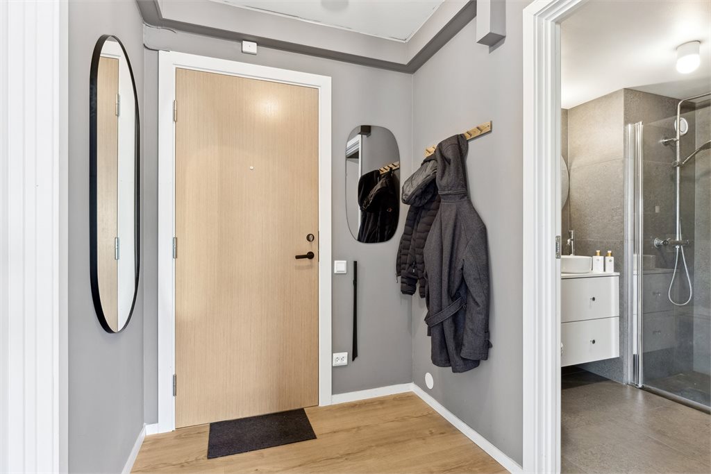 Velkommen inn! Det er god plass til å henge av seg yttertøy og sette fra seg sko.