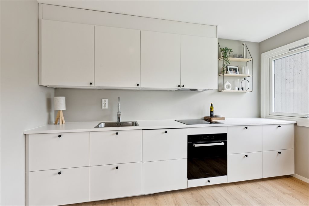 Delikat og moderne kjøkken. Det er godt med arbeidsbenk og oppbevaring i skap.