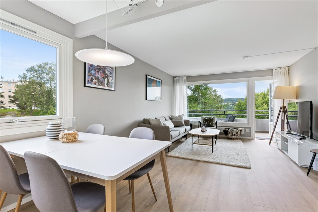 Flere vindusflater som gir en god romfølelse.