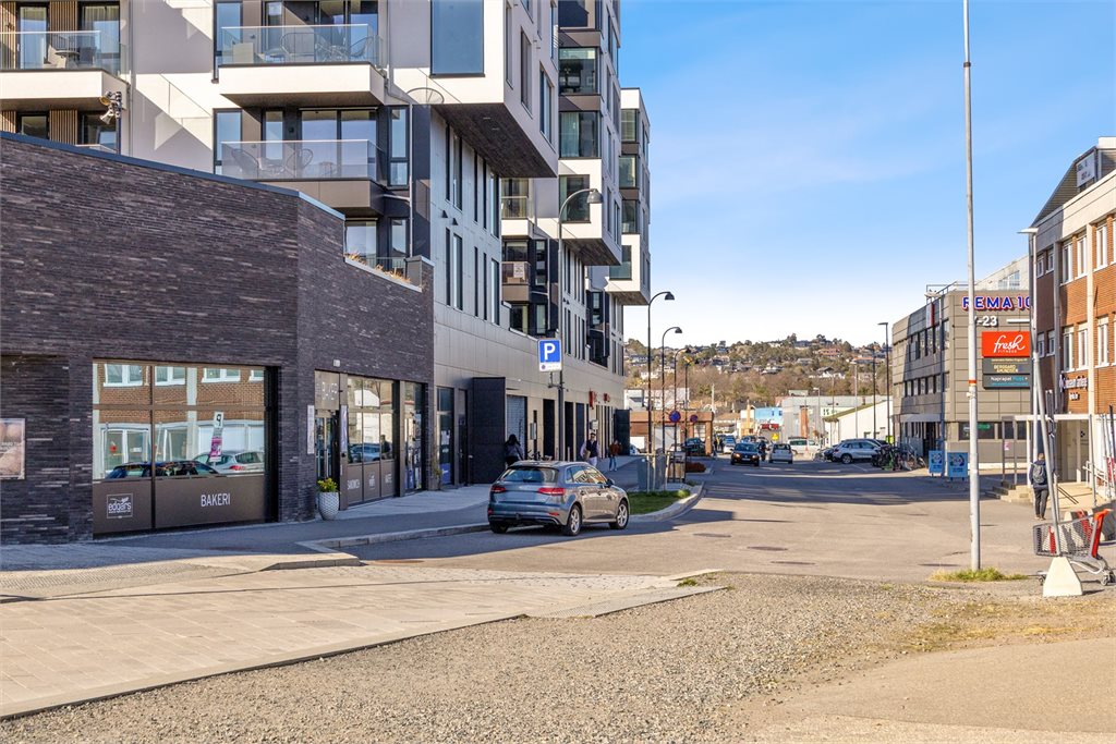 Nærhet til matbutikk, treningssenter, bakeri og det meste du måtte trenge i hverdagen.