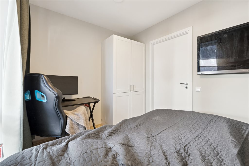 God plass til seng og garderobe.