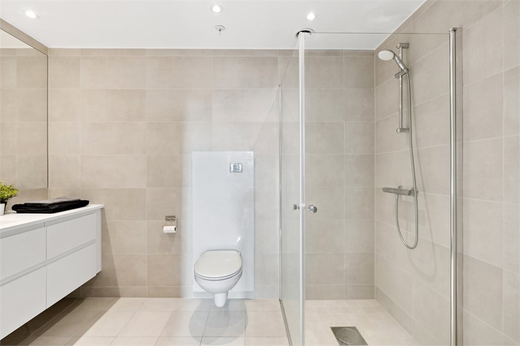 Delikat og lyst flislagt bad.