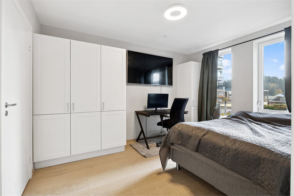 Dette soverommet har inngang til eget bad.