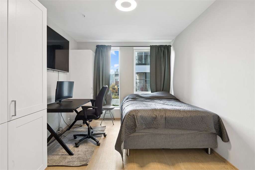 Soverom 1. God plass til dobbeltseng og garderobeskap.