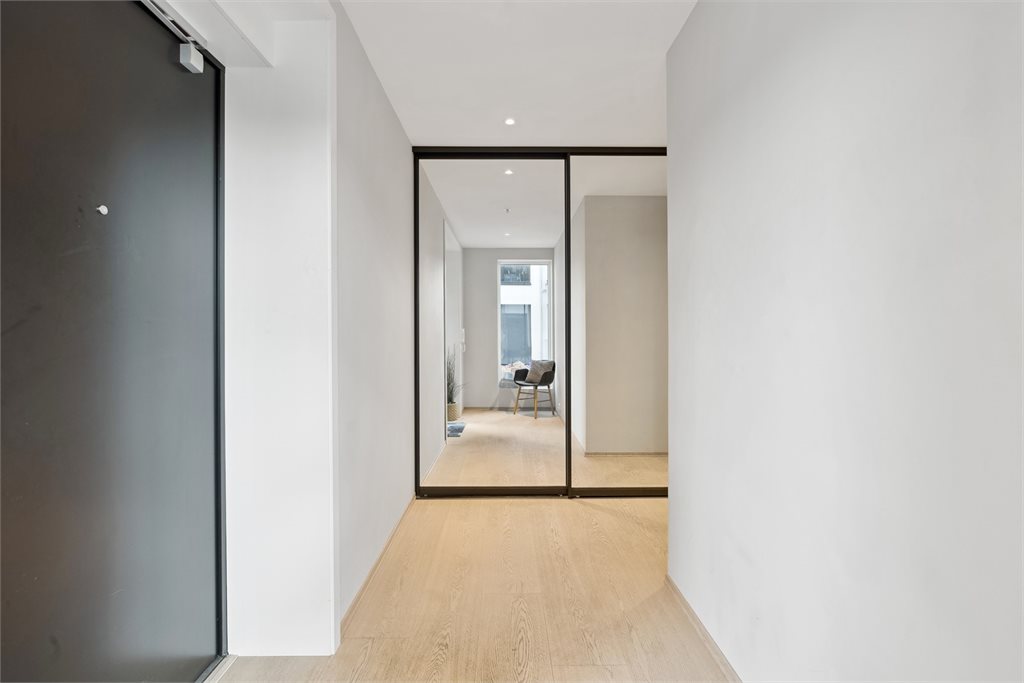 Det er god plass til å henge fra seg yttertøy og sette fra seg sko.