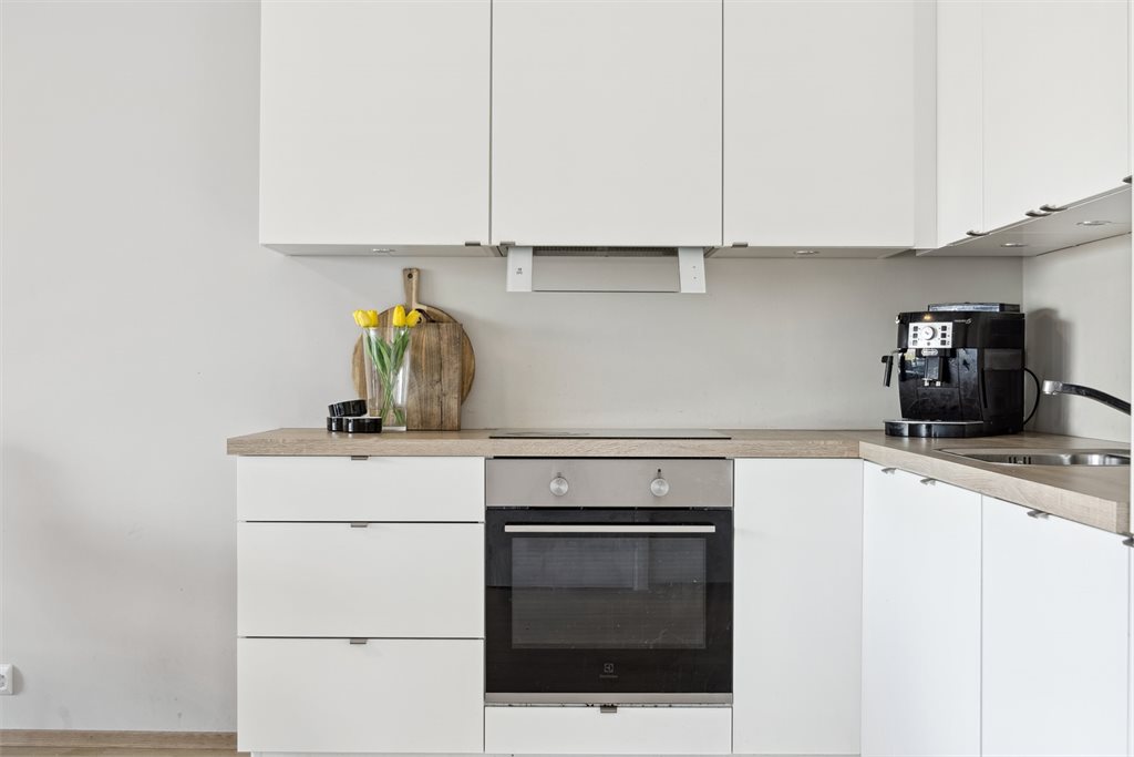 Det er slette fronter, godt med arbeidsbenk og oppbevaring i skaper.