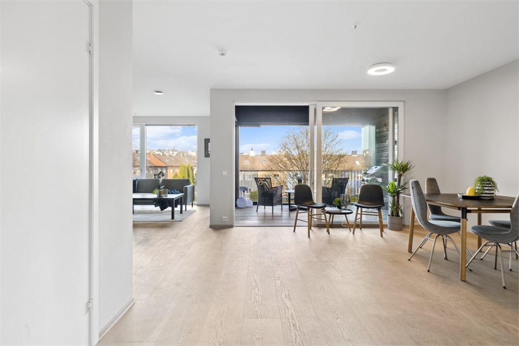 Stuen er lys og åpen. Det er flere vindusflater som slipper inn rikelig med naturlig lys.