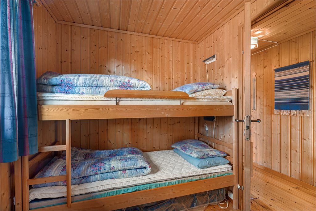 Praktisk innredet soverom med sengeplass til flere.
