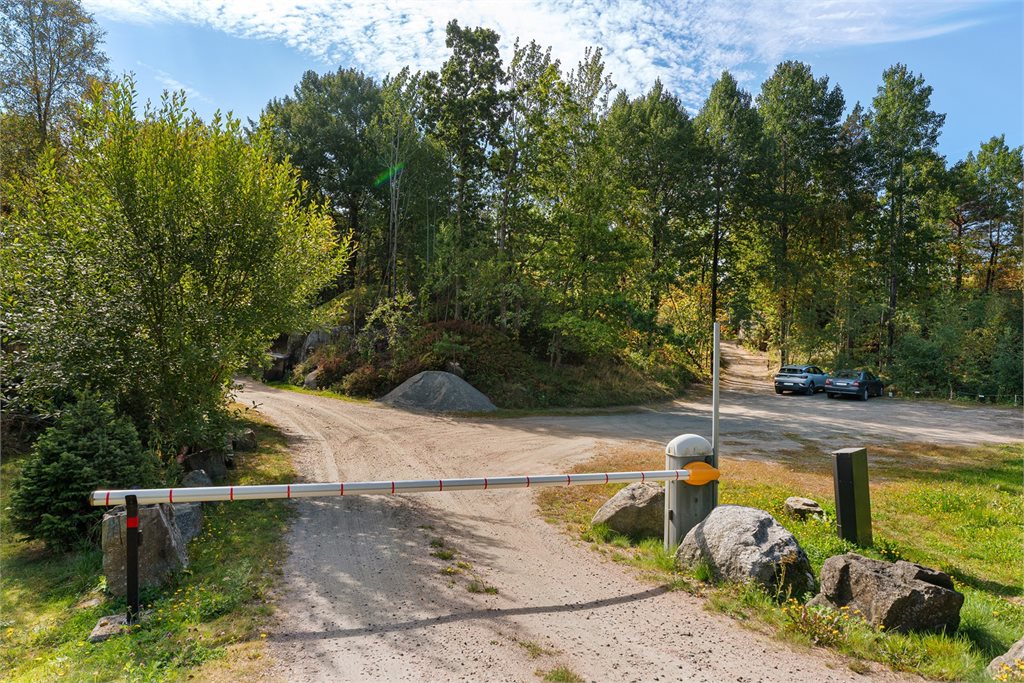 Hyttegrenden har egen bom for innkjørsel til parkeringen