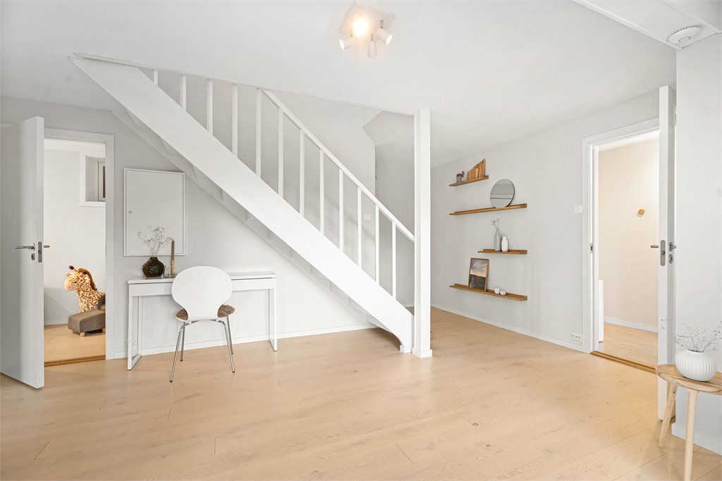 Lys og moderne enebolig med praktisk planløsning over to plan.