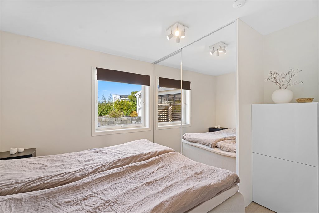 Det følger med innebygde garderobeskap.