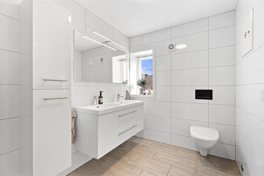 Flislagt bad som står i stil med bad i 1.etg