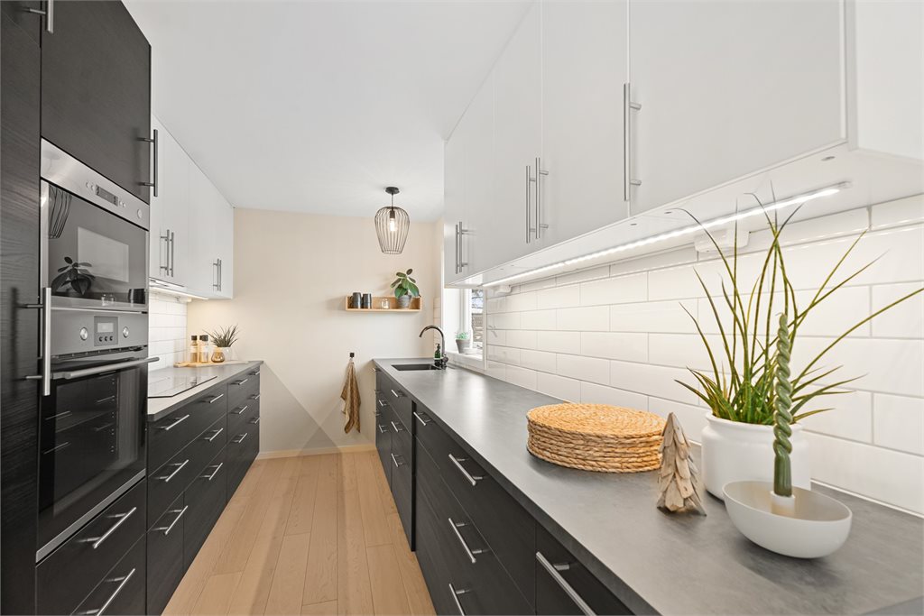 Stilrent kjøkken der du har rikelig med skap- og benkeplass.