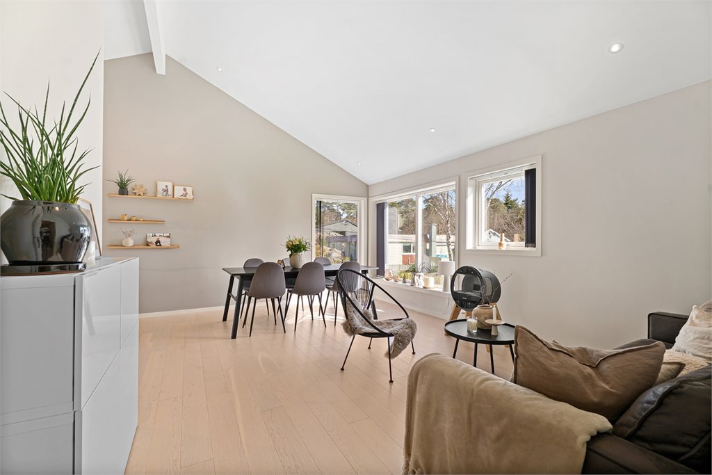 Moderne familiebolig beliggende i et rolig nabolag.