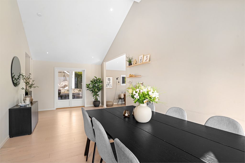 Fra spisestue/kjøkken er det utgang til en stor solrik terrasse på baksiden av boligen.