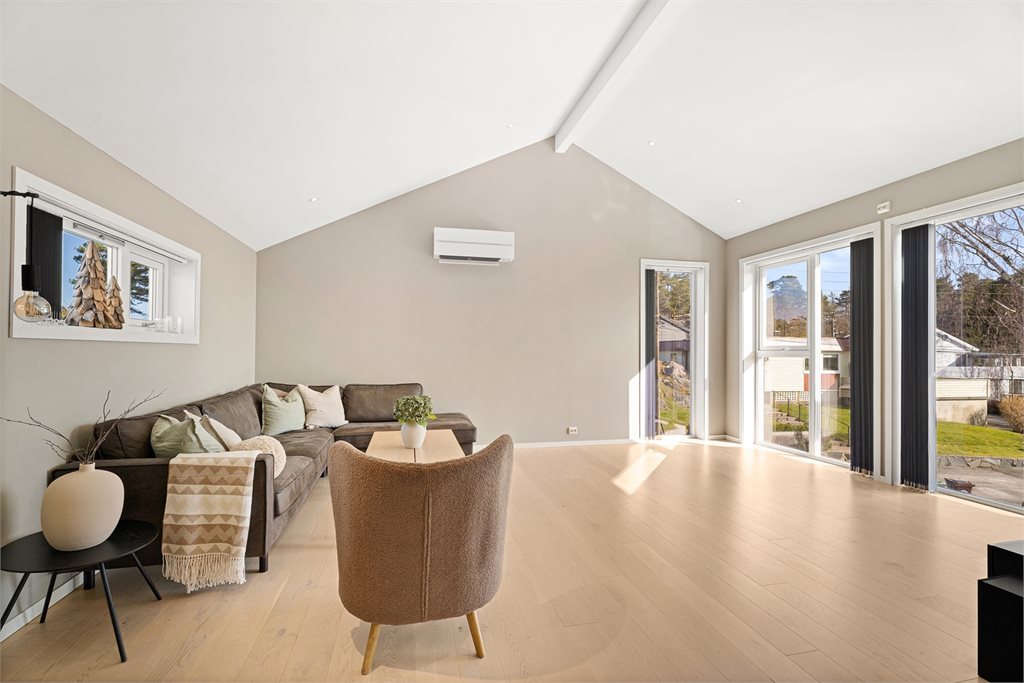 Her kommer man inn i stuen med store vindusflater som gir rikelig med lysinnslipp.