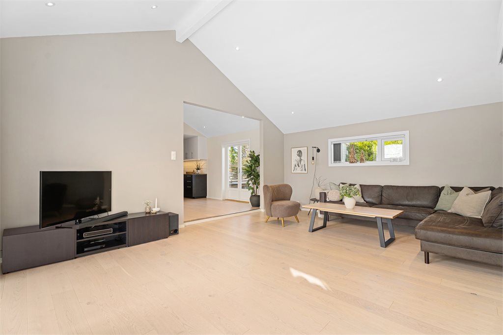 Boligen har stor og sosial åpen løsning mellom stue, spisestue og kjøkken.