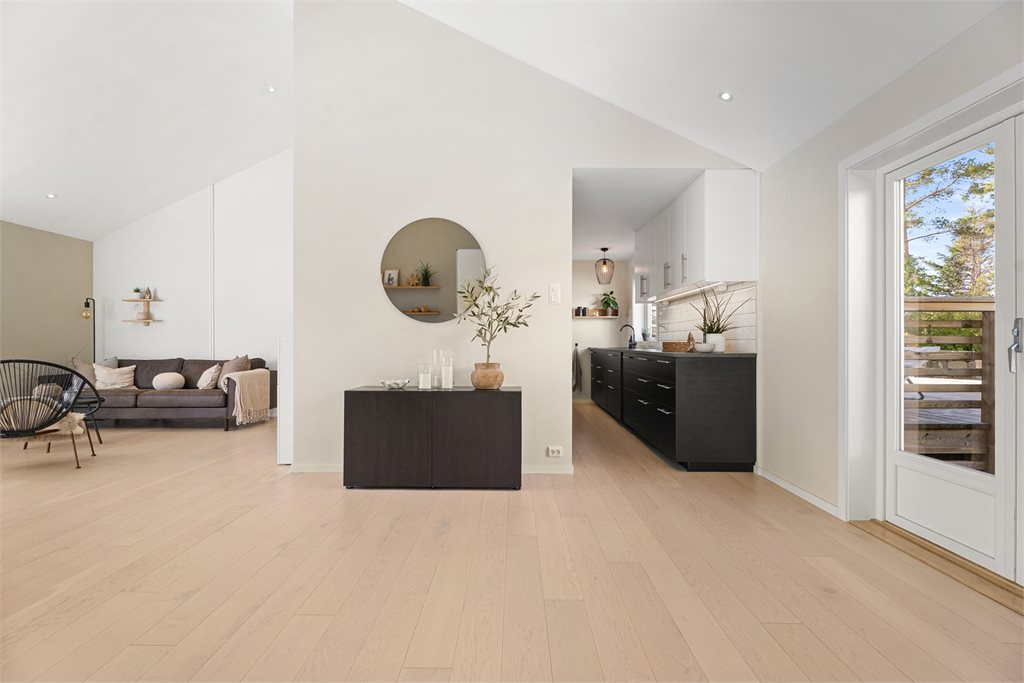 Den generøse takhøyden bidrar til en luftig og romslig følelse.