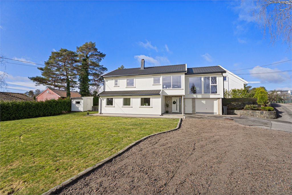 Kort vei til dagligvare, skole og barnehage.