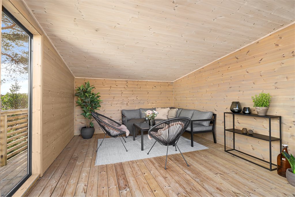 Her har man sin egen utestue med god plass til hyggelige sammenkomster med venner og bekjente.