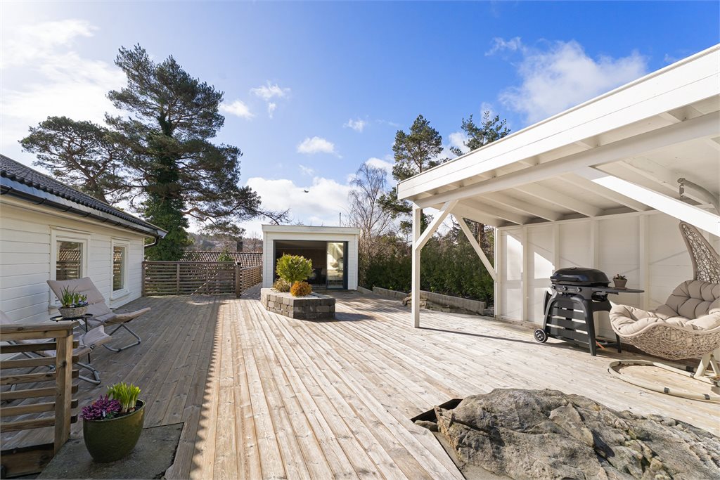En stor solrik terrasse på baksiden av boligen gir gode muligheter til å skape din egen drømmeplass.