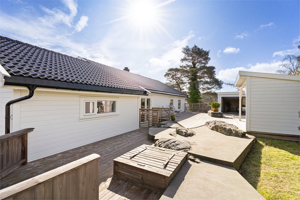 En fantastisk uteplass på baksiden av huset med sol fra morgen til kveld.