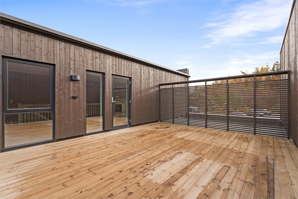 Stor solrik takterrasse, utgang fra stue og kjøkken. Leilighet 206 er ledig og innflytningsklar.